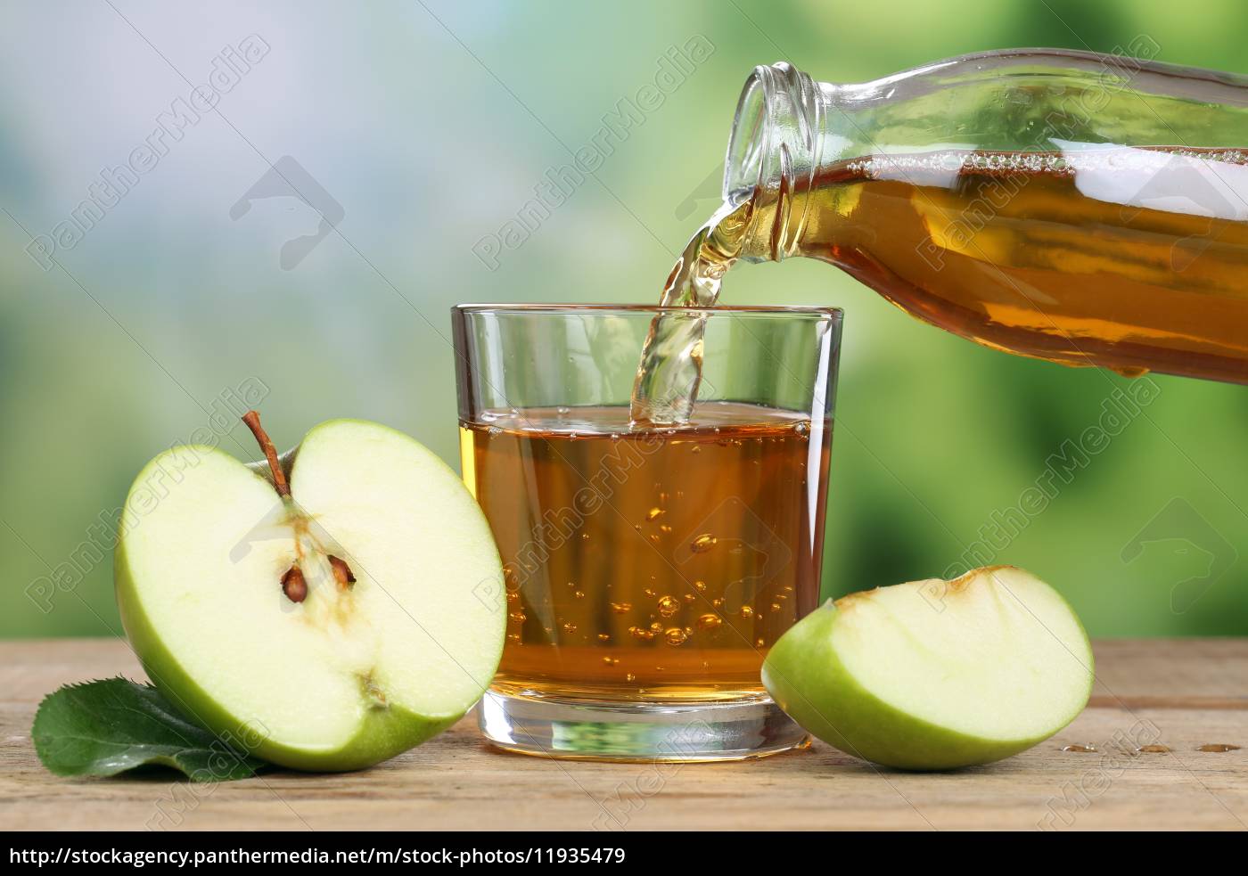 Apfelsaft eingießen aus grünem Apfel im Sommer - Stockfoto - #11935479 ...