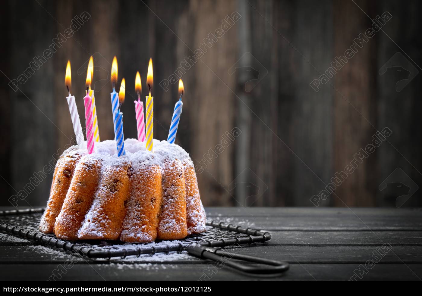 Kuchen Mit Bunten Kerzen Lizenzfreies Bild Bildagentur Panthermedia