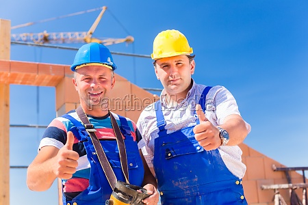 Zwei Bauarbeiter Auf Einer Baustelle - Stockfoto #12044037 ...