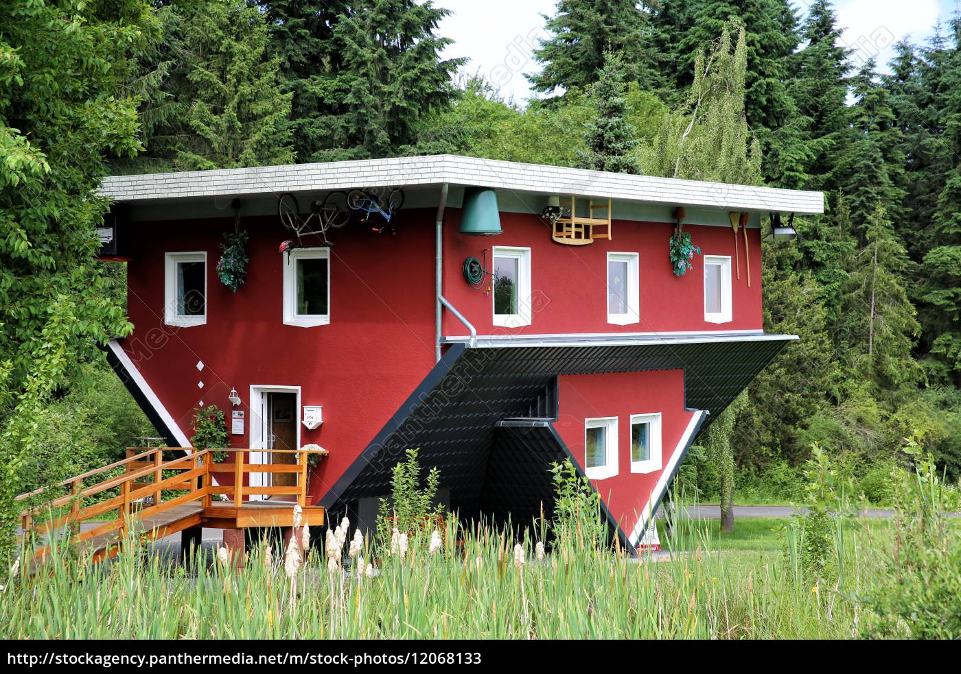 Verdrehtes Haus Am Edersee Stockfoto 12068133 Bildagentur