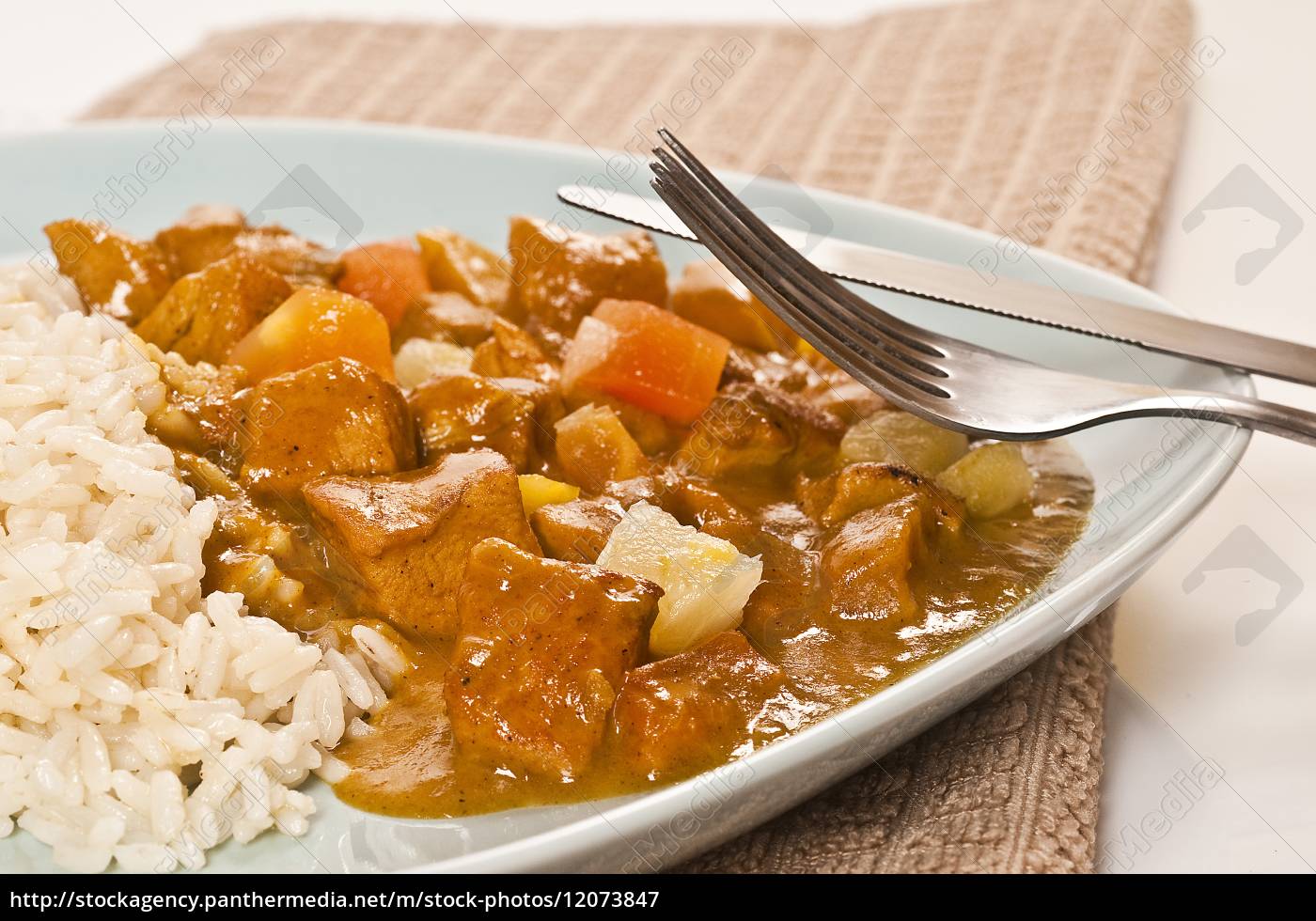 Putengulasch mit Butterreis und Fruchtsoße - Lizenzfreies Bild ...