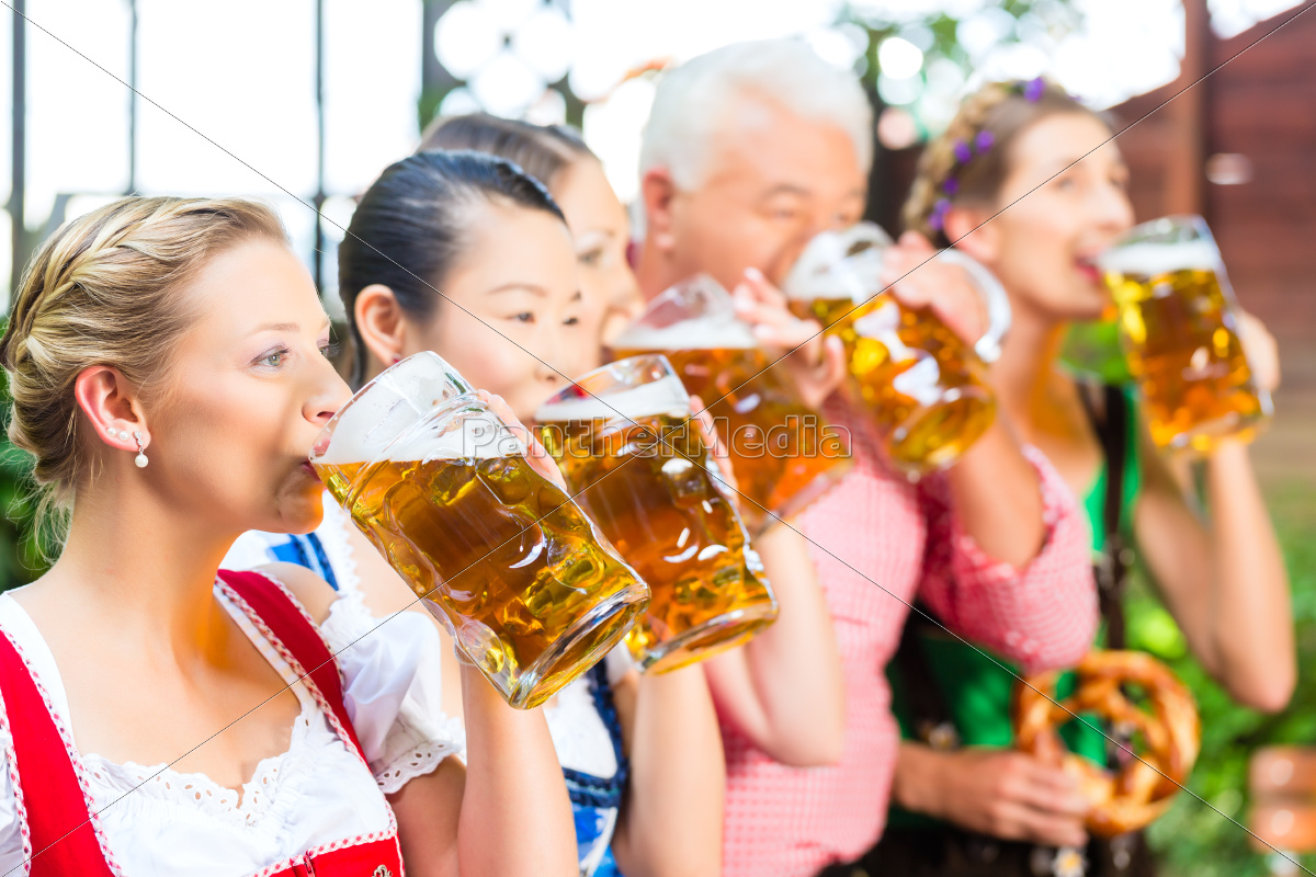 Im Biergarten Freunde trinken Bier in Bayern Stock Photo