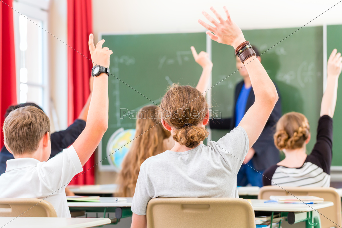 Lehrer unterrichtet Sch ler in Klasse  einer Schule Stock 