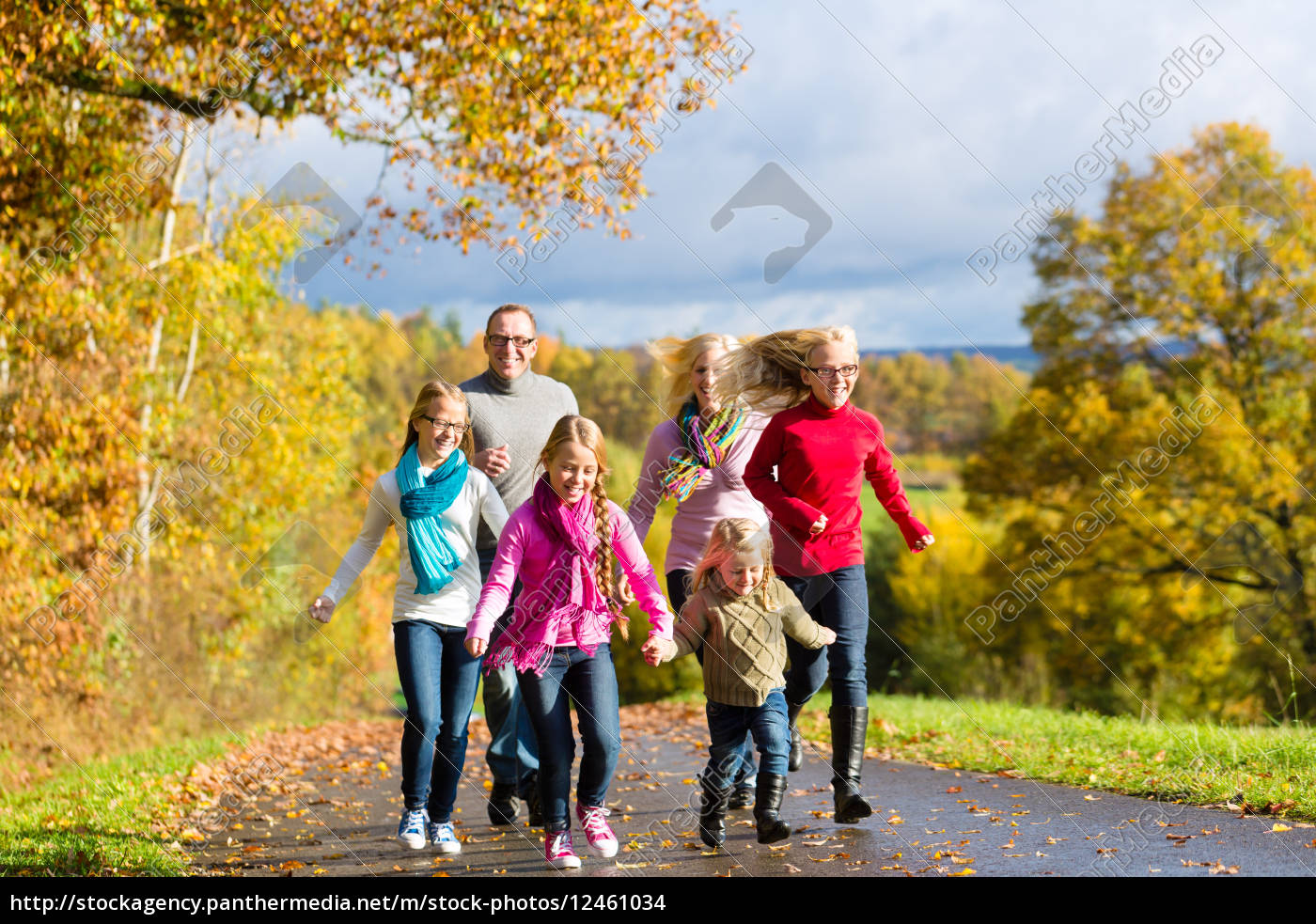 Familie Bei Herbst Spaziergang Im Wald Stockfoto Bildagentur Panthermedia