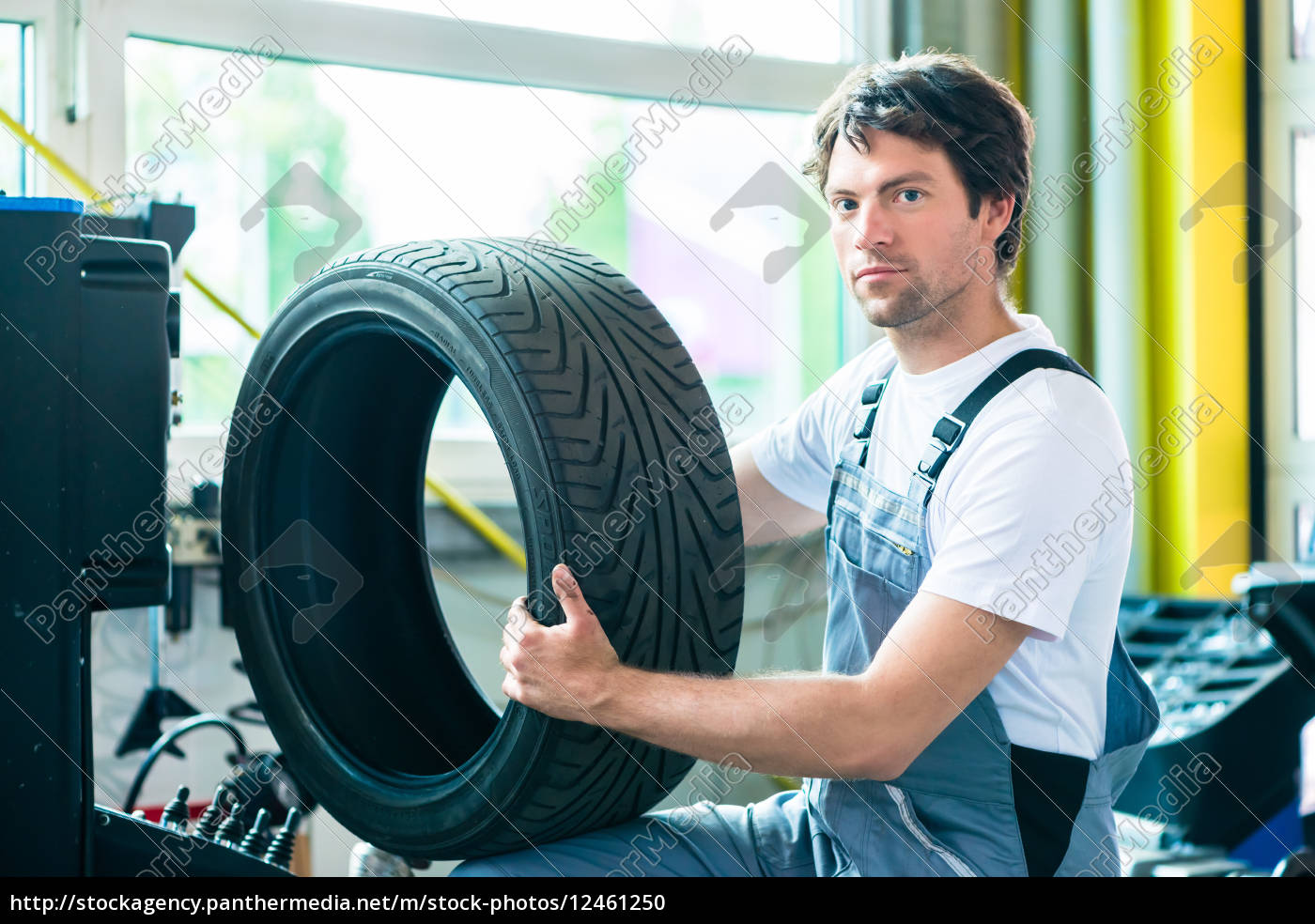 Mechaniker bei Reifenwechsel in Autowerkstatt Stockfoto 12461250 Bildagentur PantherMedia