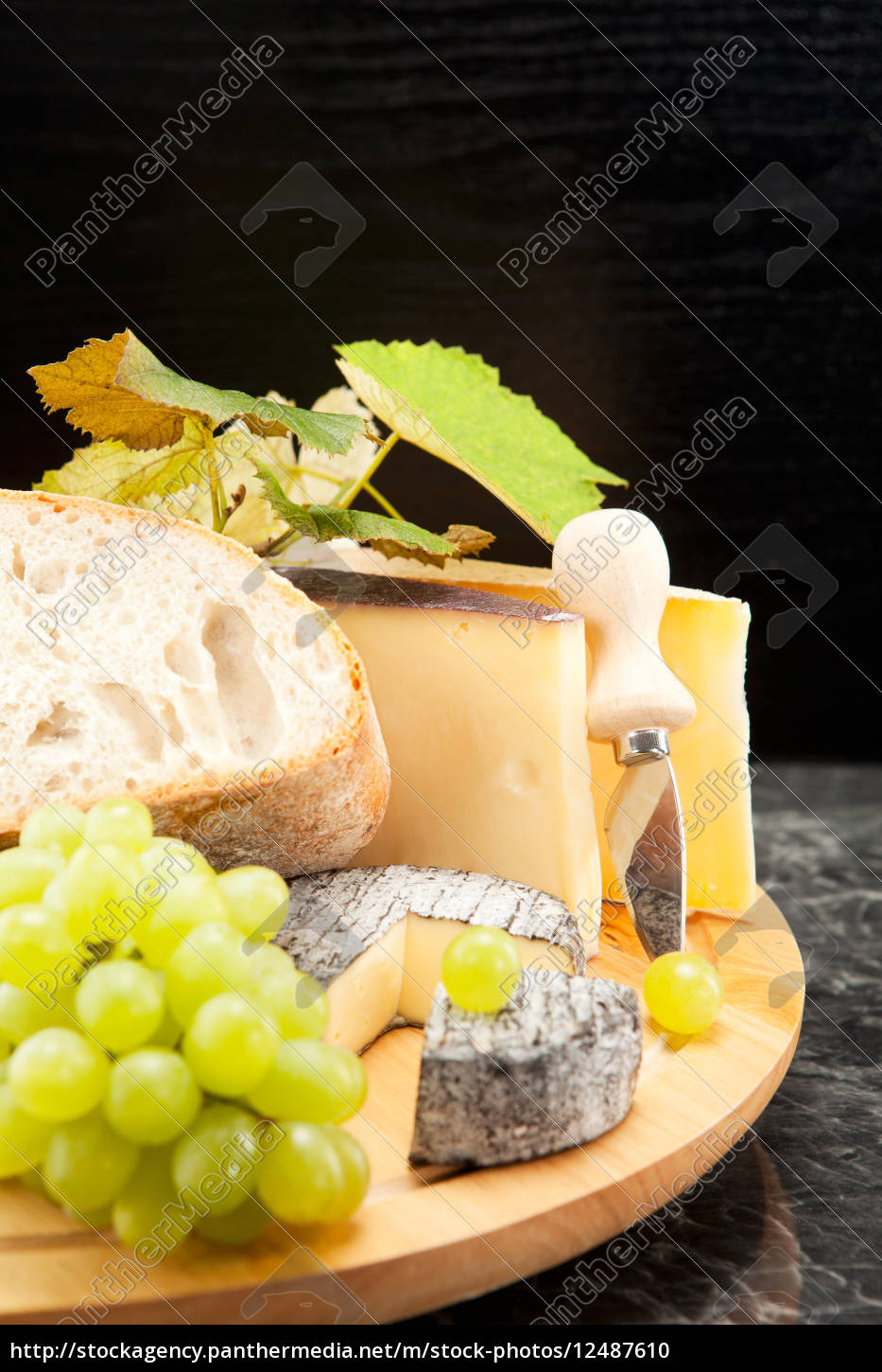 Käseplatte mit Weintrauben und Weissbrot - Stock Photo - #12487610 ...