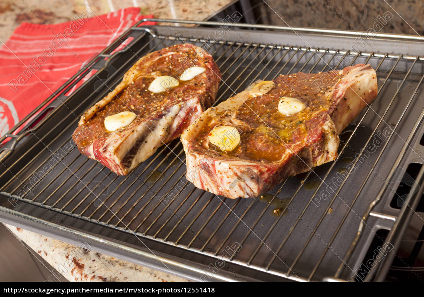 mariniertes Rindfleisch zum Grillen mit Paprika - Stockfoto - #12551418 ...