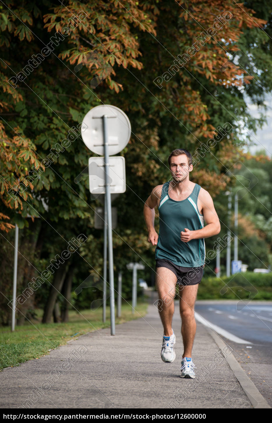 Training Mann Läuft Auf Der Straße Lizenzfreies Foto 12600000 Bildagentur Panthermedia