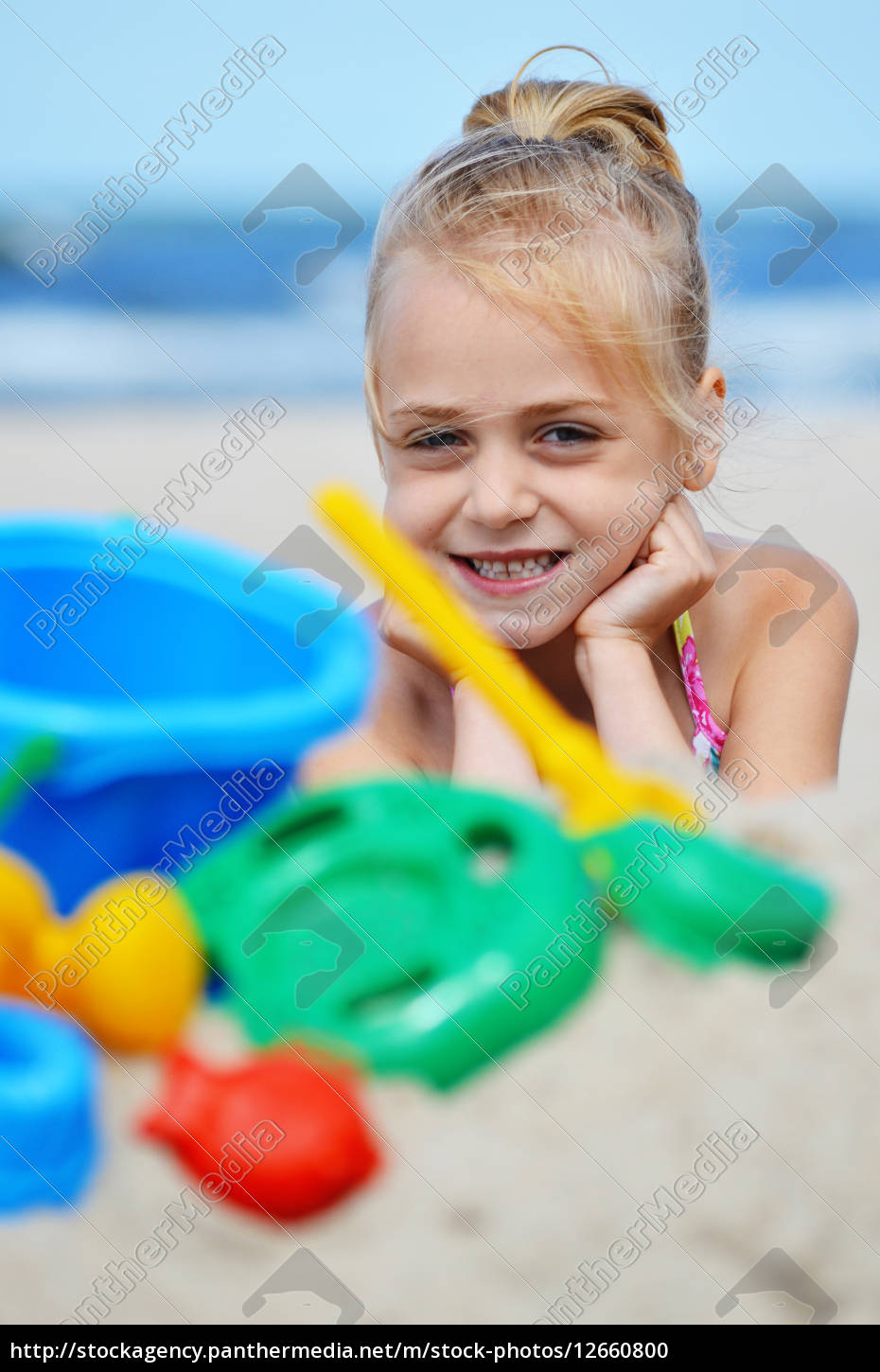 Kleines Mädchen Spielt Am Sandstrand Lizenzfreies Foto 12660800 Bildagentur Panthermedia 