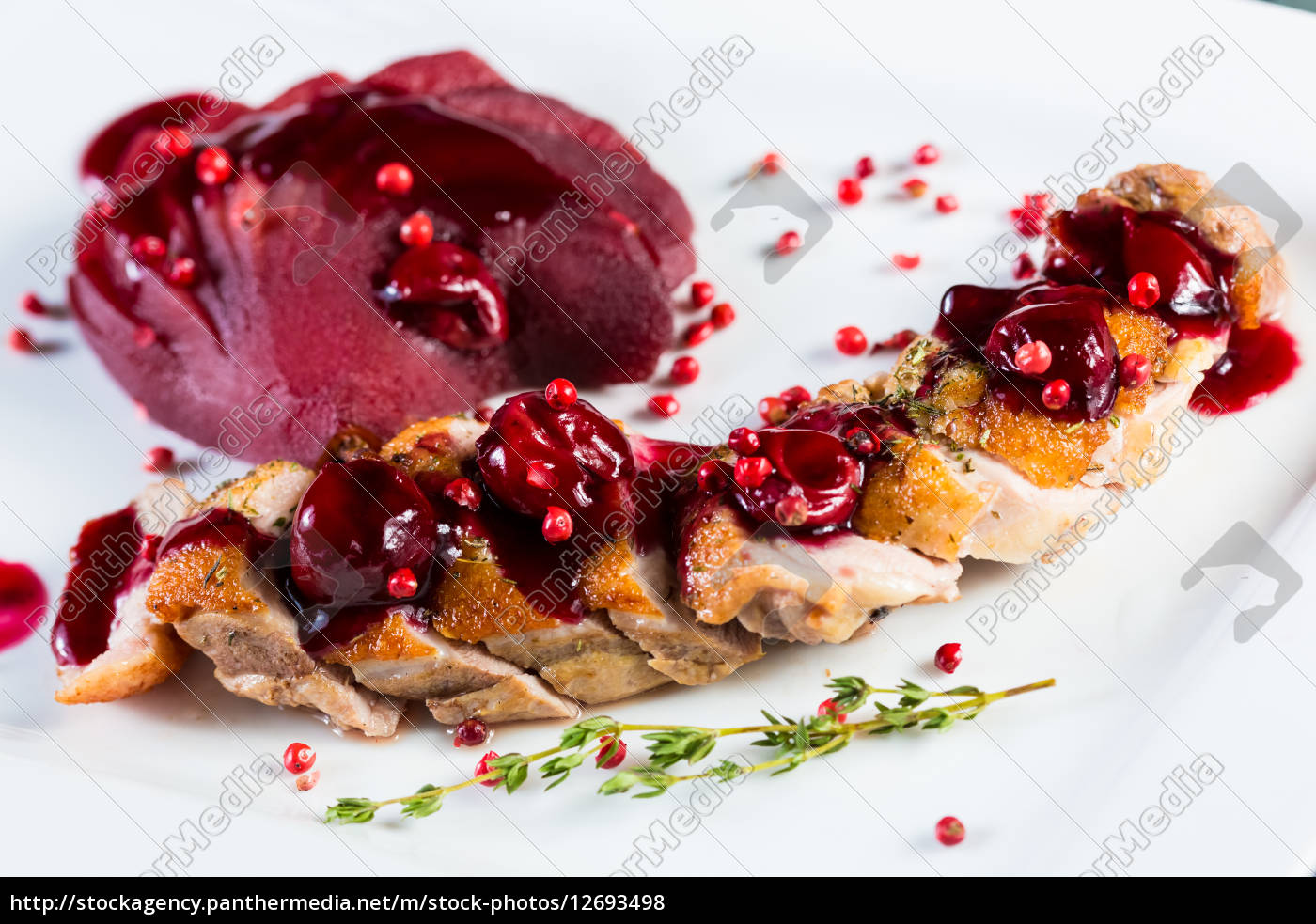 gebratene entenbrust mit cranberry-sauce - Stockfoto - #12693498 ...