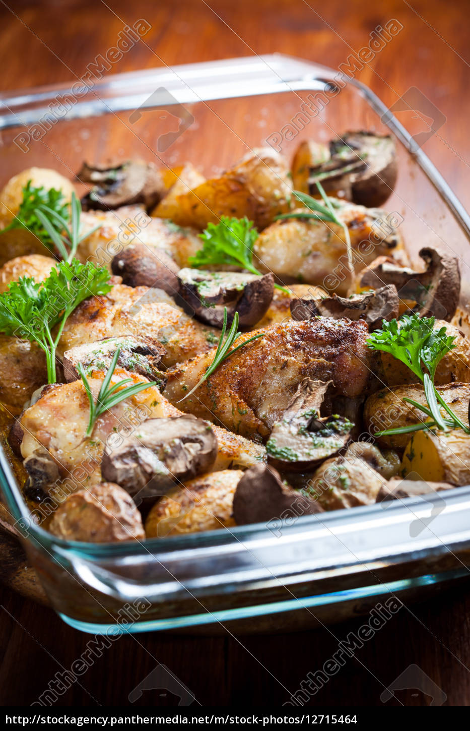 gebackenes hähnchen mit kartoffeln und pilze - Lizenzfreies Foto ...