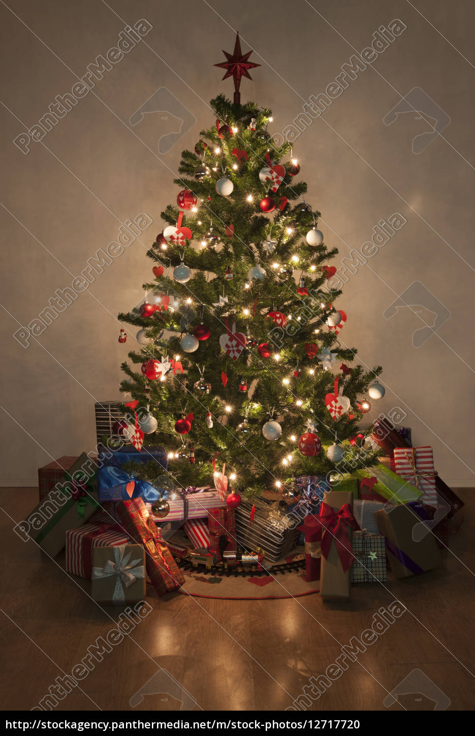 beleuchtete weihnachtsbaum mit geschenken - lizenzfreies