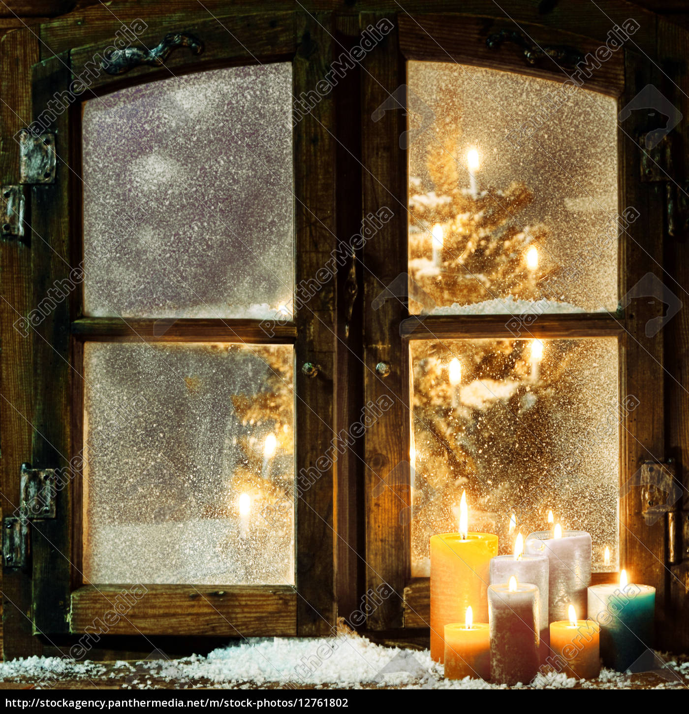 begrüßung weihnachtsfenster in einer blockhütte Stockfoto 12761802