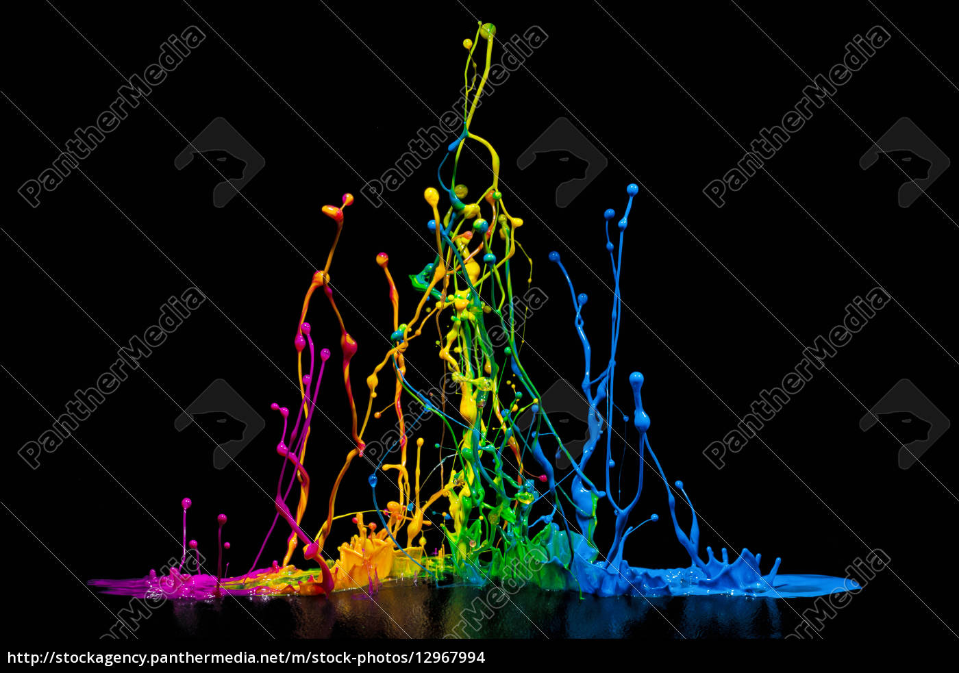 bunte farben splash auf einem lautsprecher  stock photo