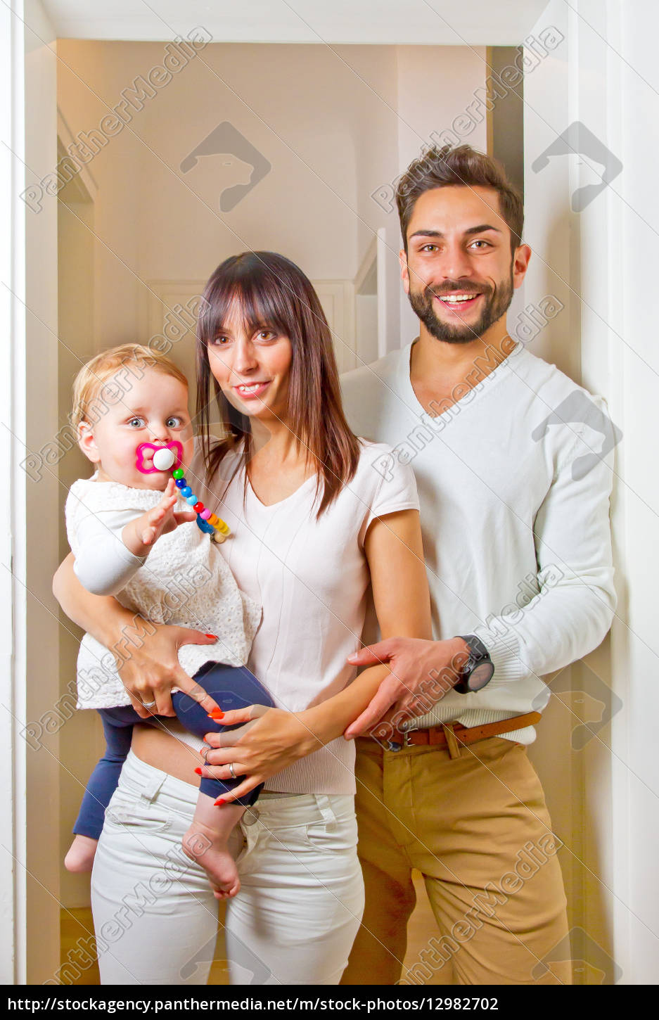 Junge Familie Zuhause In Der Neuen Wohnung Stock Photo Bildagentur Panthermedia