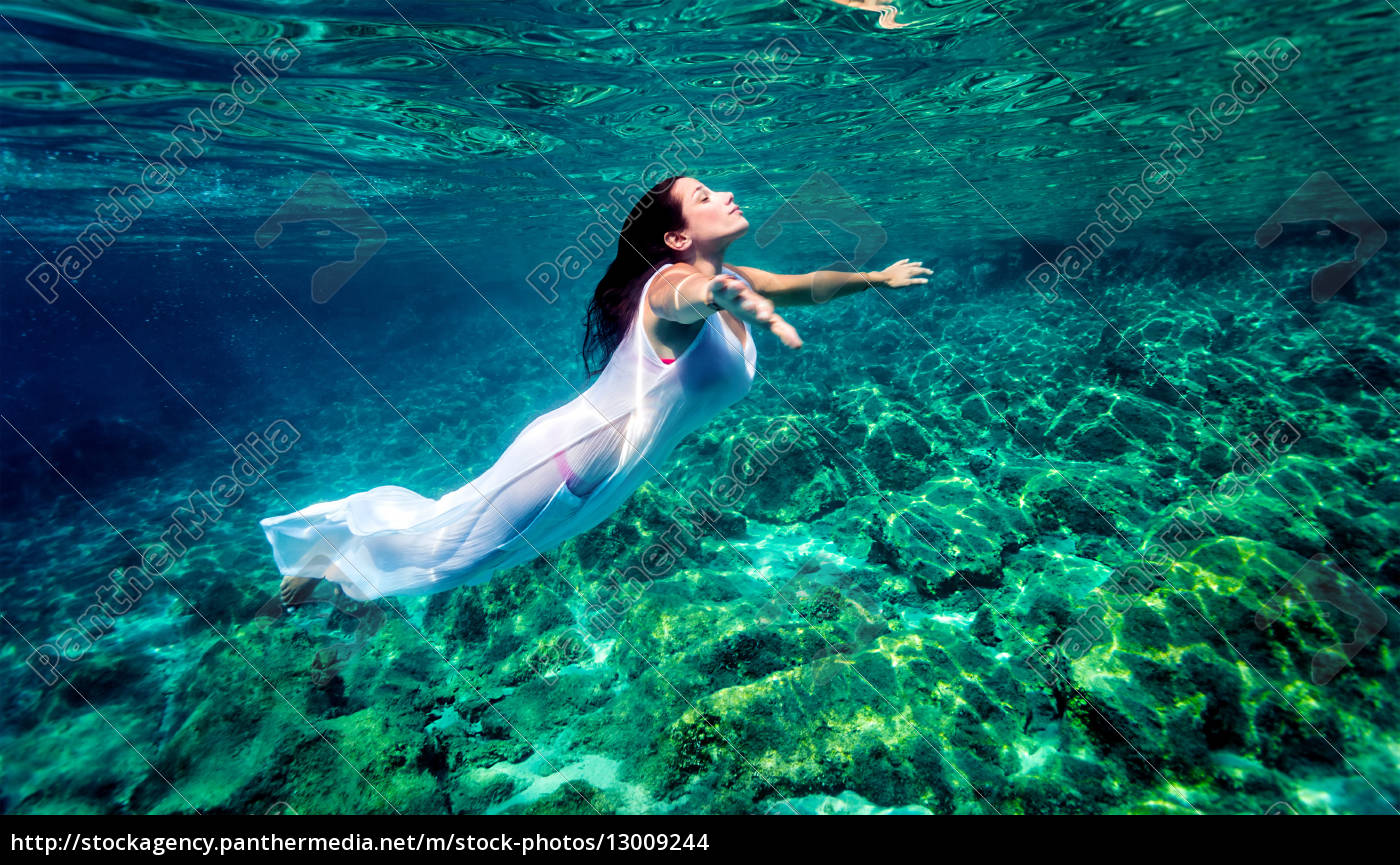 Frau tanzt im Wasser - Stockfotografie: lizenzfreie Fotos 
