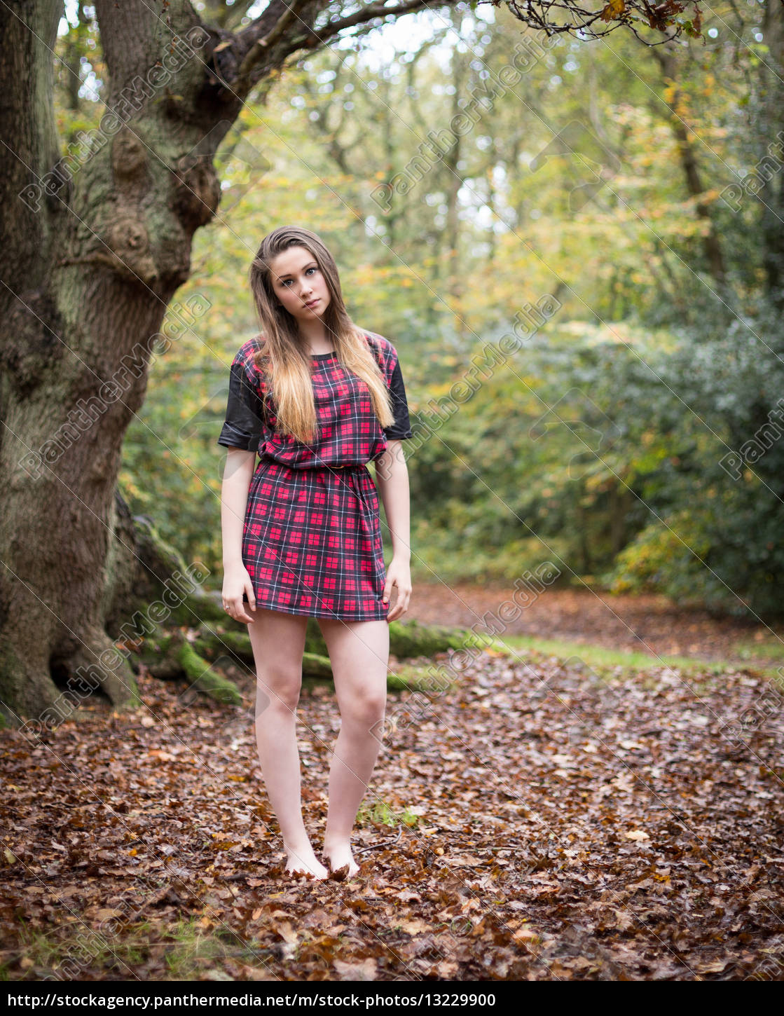 Porträt Einer Schönen Teenager Mädchen Standing In Lizenzfreies Foto