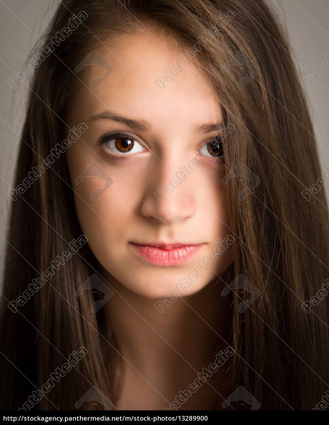 Schone Junge Frau Mit Langen Braunen Haaren Lizenzfreies Foto 13289900 Bildagentur Panthermedia