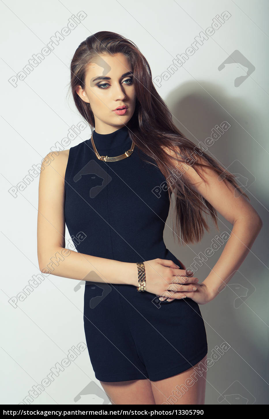 Attraktive Brunette Madchen In Der Schwarzen Kleidung Stock Photo Bildagentur Panthermedia