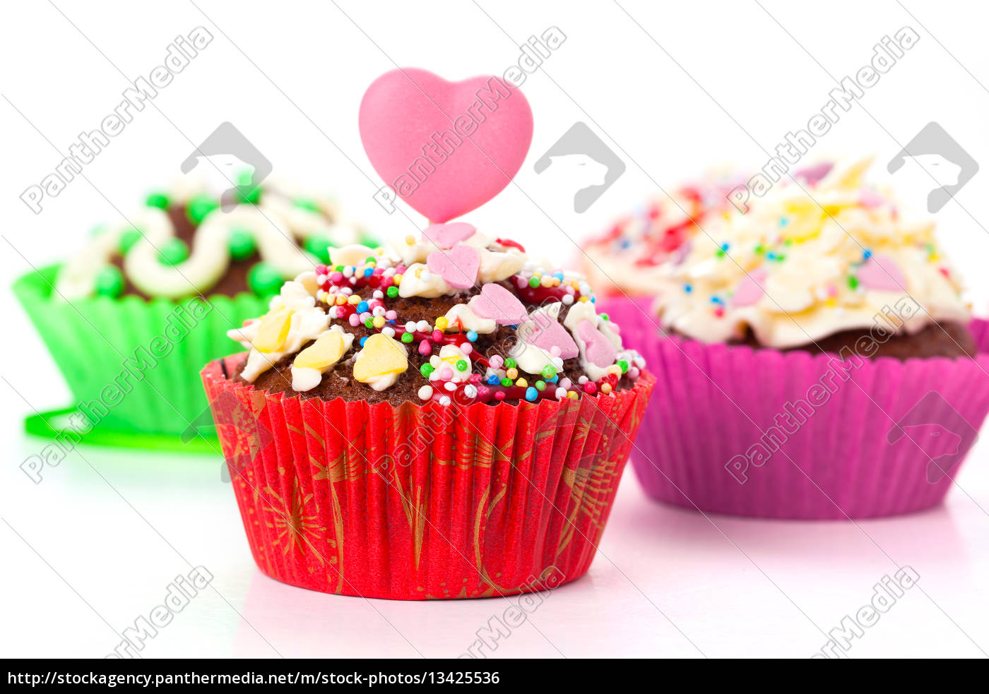 Cupcakes Mit Sahne Zuckerguss Und Einem Roten Herz Lizenzfreies Foto 13425536 Bildagentur Panthermedia