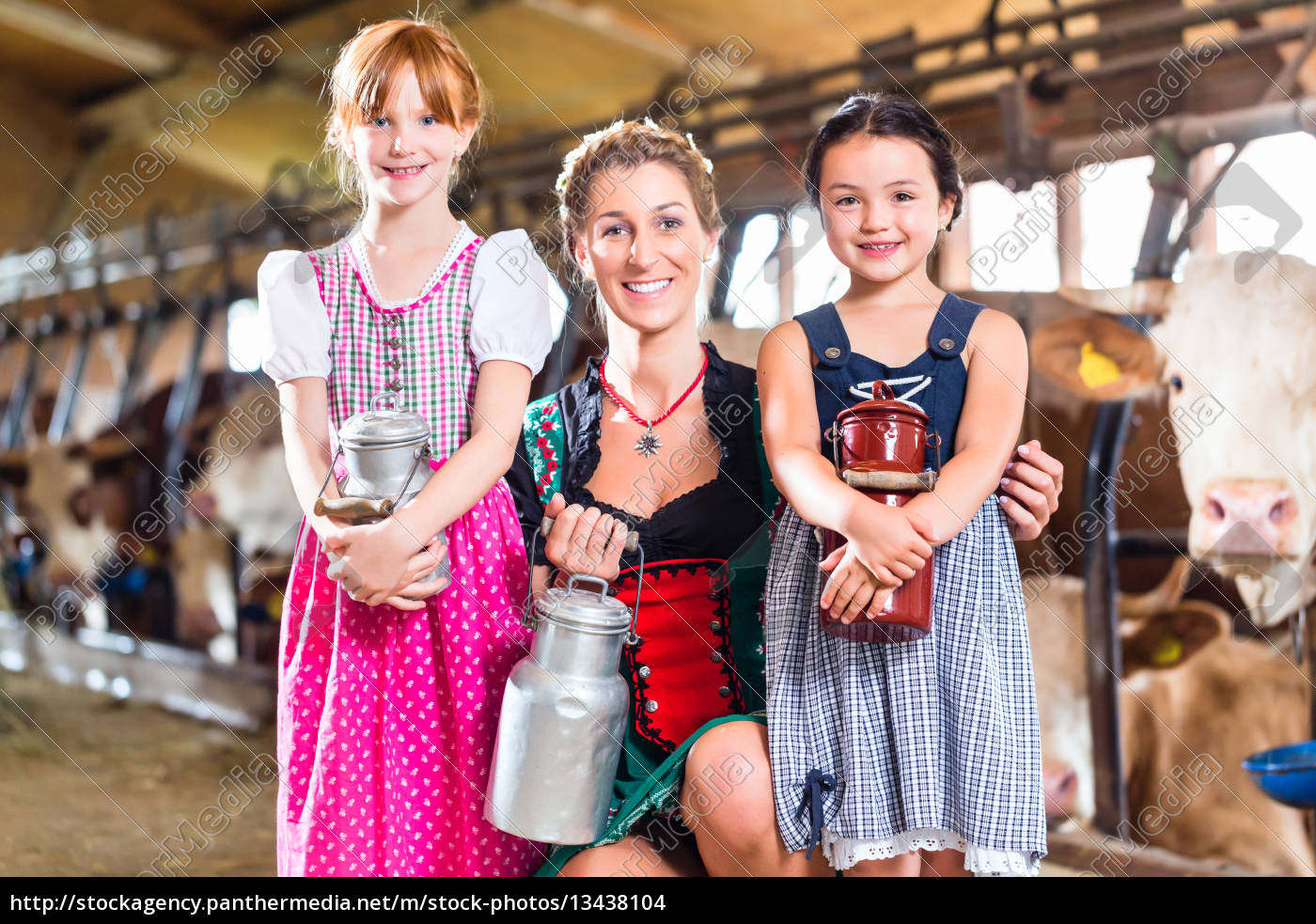 Bayrische Familie Mit Milchkannen Im Kuhstall Lizenzfreies Foto 13438104 Bildagentur 8104