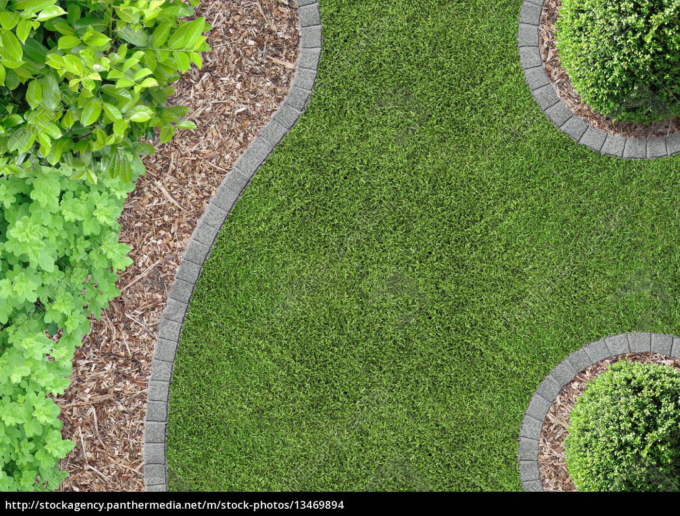 Garten Von Oben Mit Rasen Und Beeten Mit Rindenmulch Stock Photo