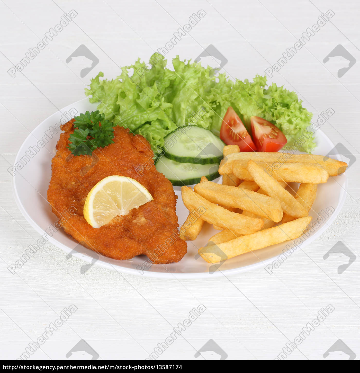 Wiener Schnitzel Mit Pommes Und Salat Auf Teller Stockfoto Bildagentur Panthermedia