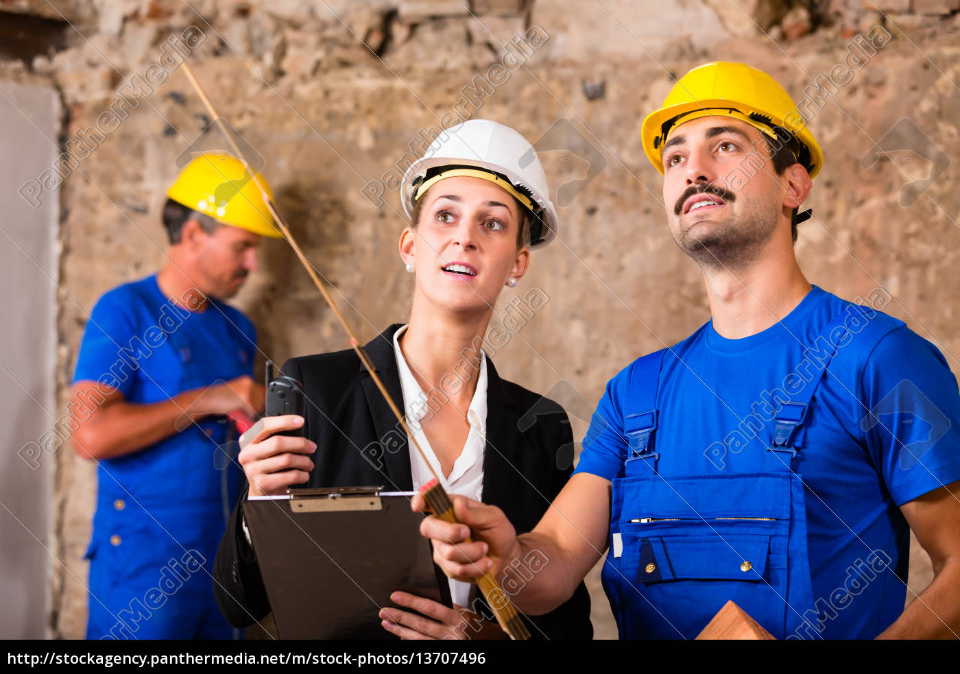 Architektin Und Bauarbeiter Auf Baustelle Diskutieren - Lizenzfreies ...