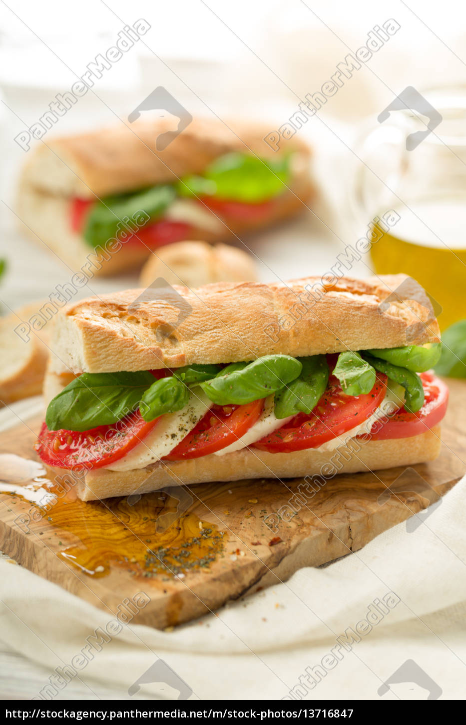 Tomaten Mozzarella Baguette - Lizenzfreies Bild - #13716847 ...