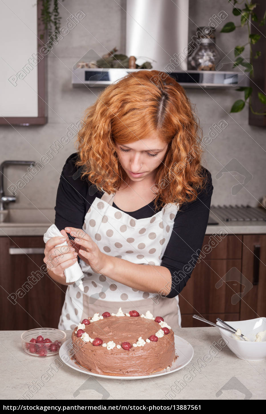 Frau Schmucken Kuchen Zu Hause Stockfoto 13887561 Bildagentur Panthermedia