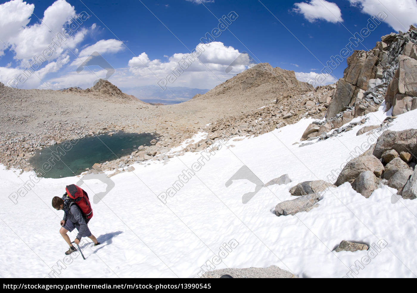 Wanderer Durchqueren Auf Schnee In Kalifornien Stockfoto Bildagentur Panthermedia