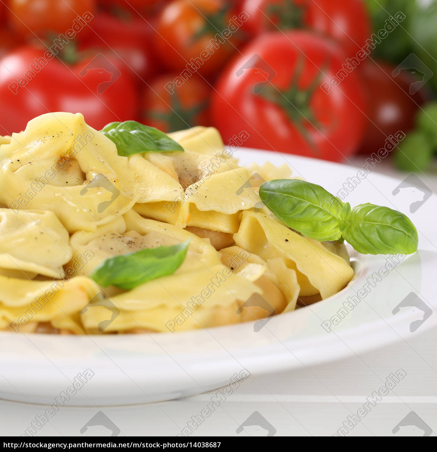 Italienisches Essen Nudeln Tortellini Mit Tomaten Und Lizenzfreies Bild Bildagentur Panthermedia