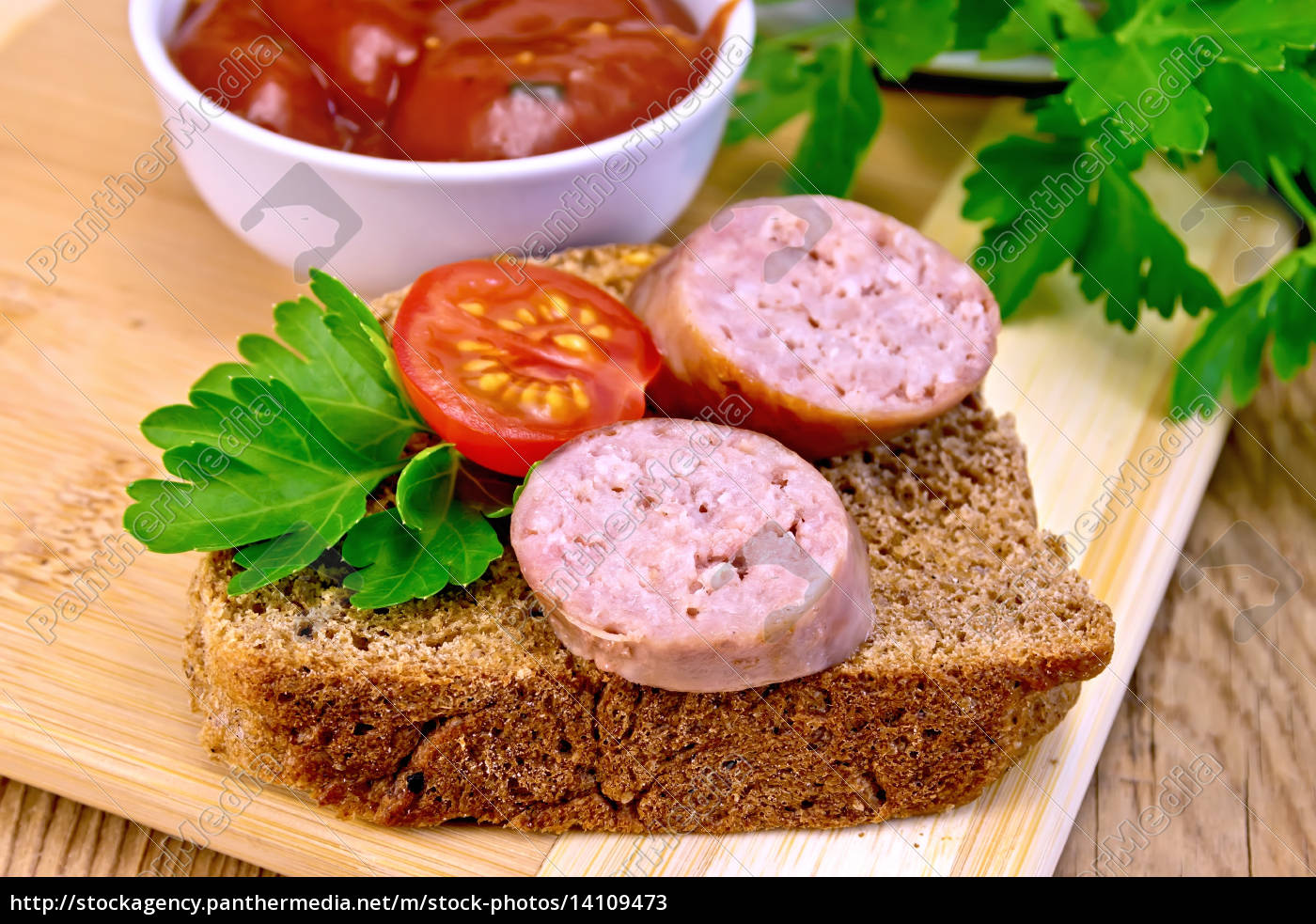 würste gebraten auf brot mit tomaten und soße - Lizenzfreies Bild ...