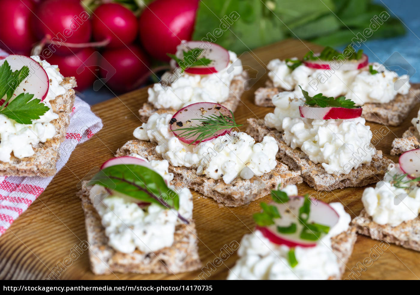 Knäckebrot mit Hüttenkäse Radieschen und Kräutern - Lizenzfreies Bild ...