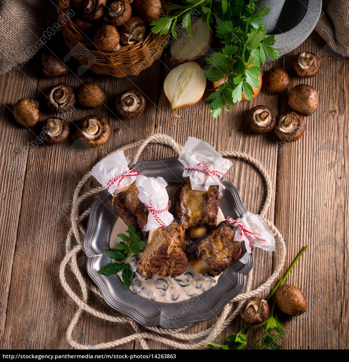 Grilled rinderrippchen with mushroom sauce - Stockfoto - #14263863 ...