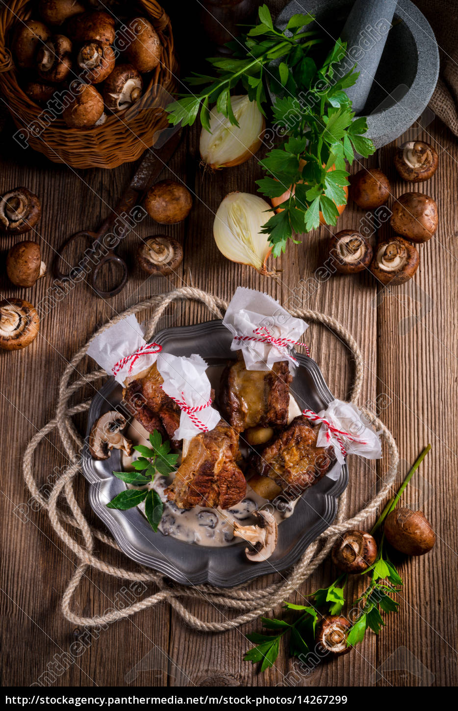 Grilled rinderrippchen with mushroom sauce - Lizenzfreies Bild ...