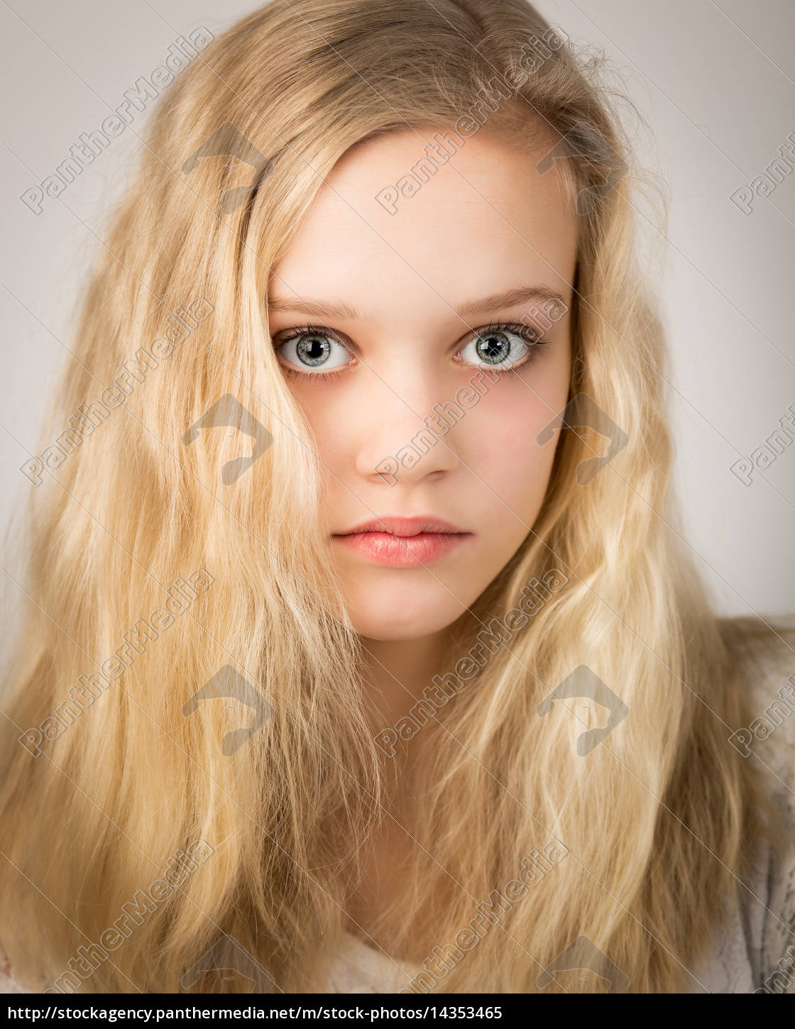 Schönes Jugendliches Blondes Mädchen Mit Dem Langen Lizenzfreies Bild 14353465 