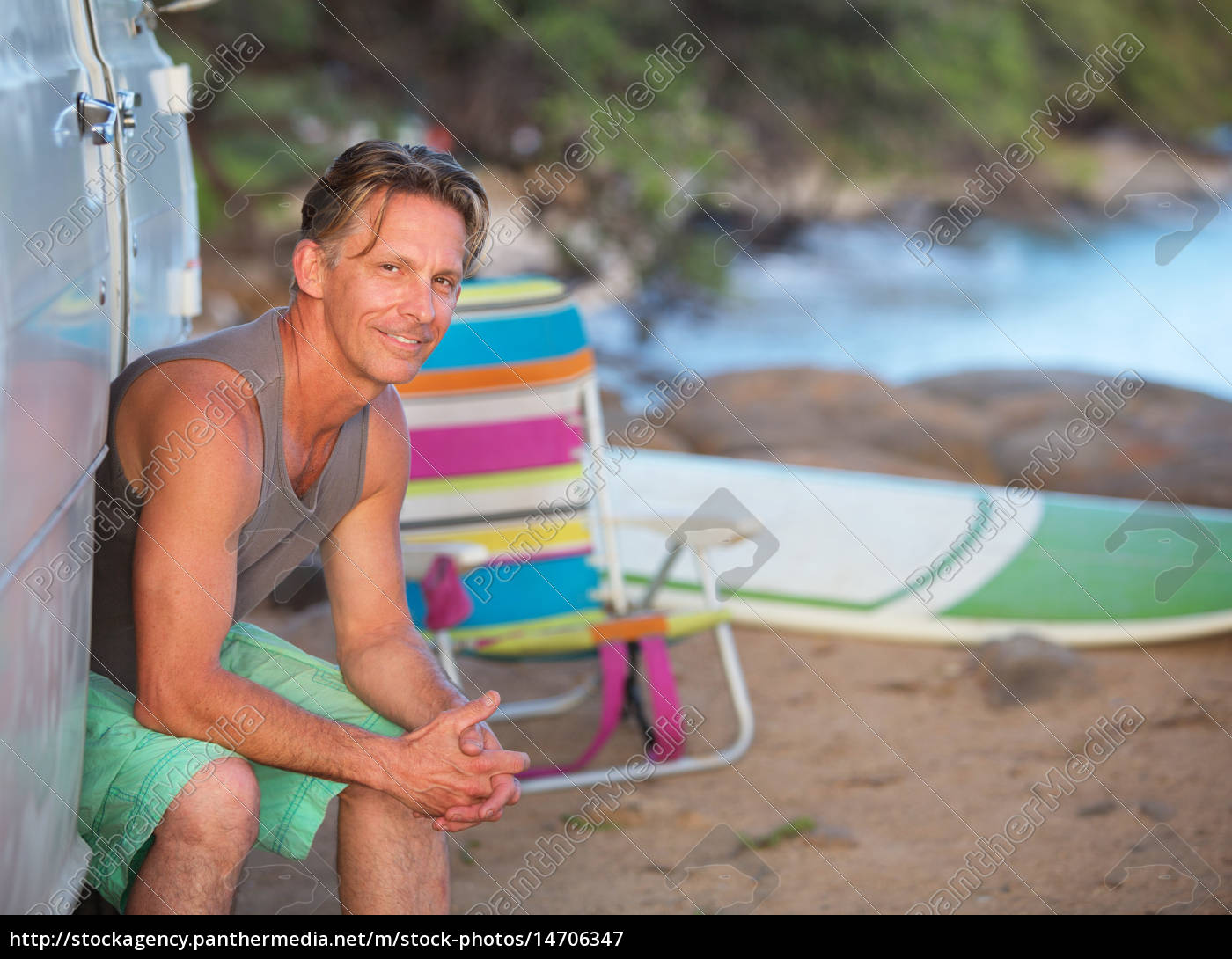 Glucklicher Surfer Am Strand Sitzen Lizenzfreies Bild Bildagentur Panthermedia