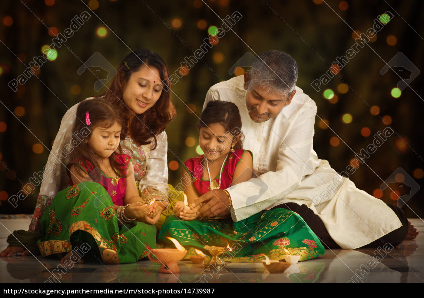 Indische Familie Feiert Diwali Fest Der Lichter Stockfoto Bildagentur Panthermedia