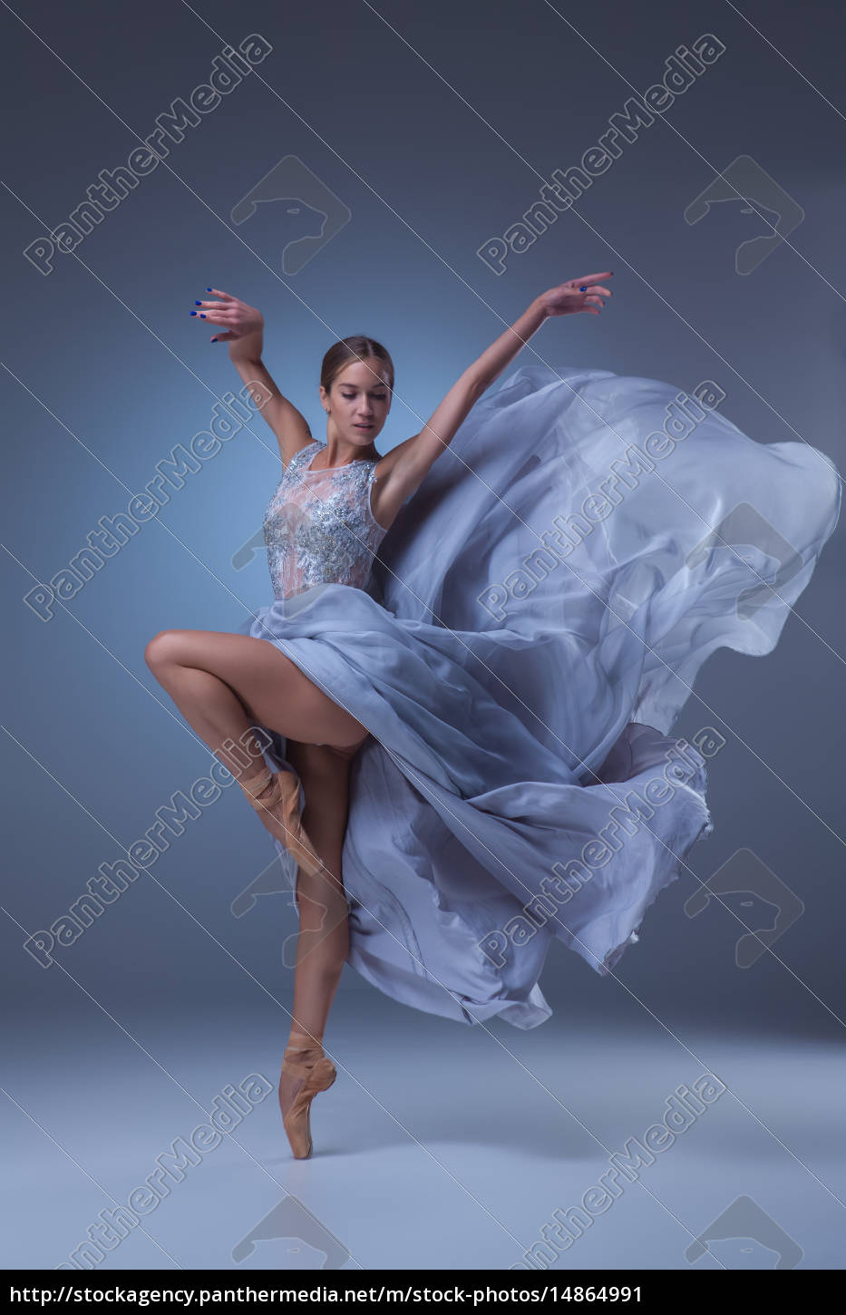 Die Schone Ballerina Tanzt Im Blauen Langen Kleid Stockfoto Bildagentur Panthermedia