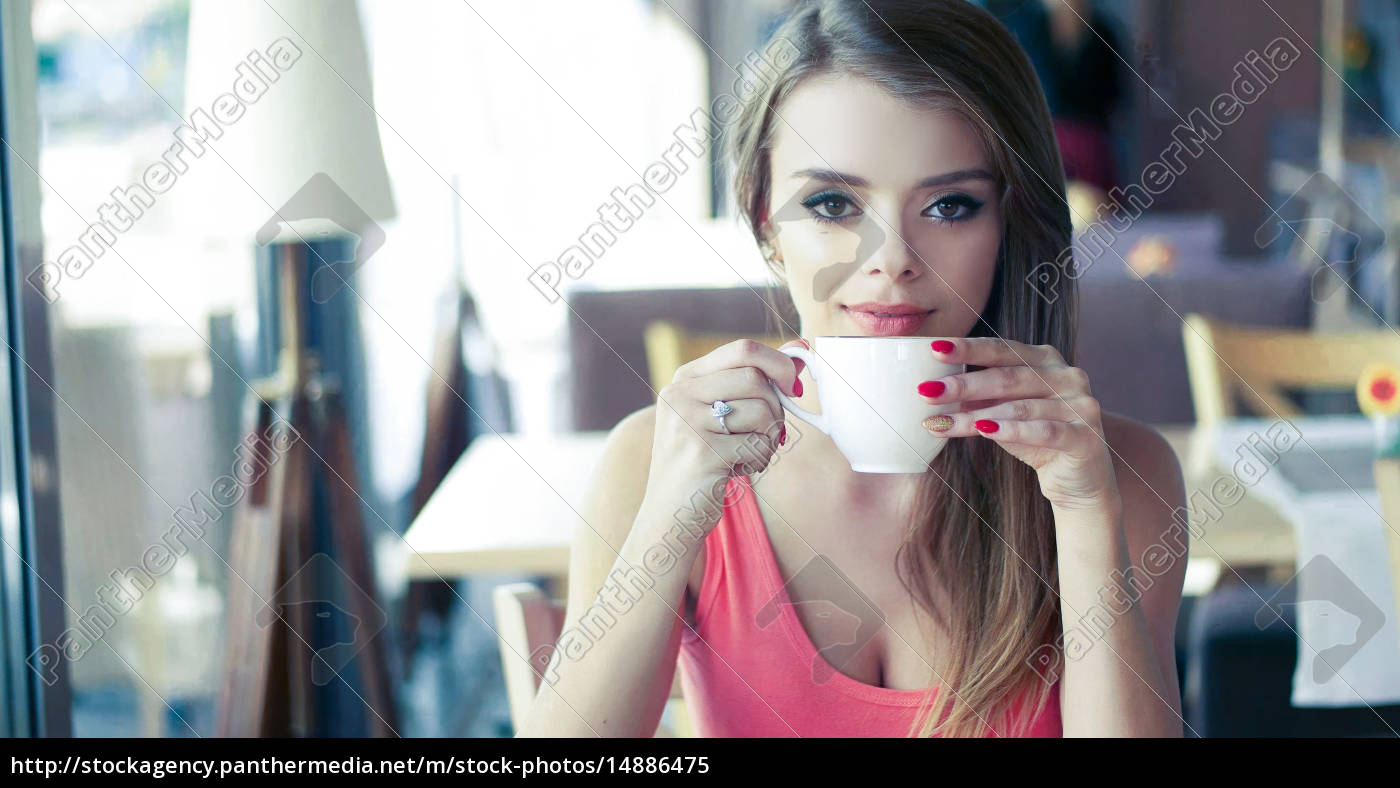 Lachelnde Junge Frau Kaffee Trinken In Sunny Cafe Lizenzfreies Bild Bildagentur Panthermedia