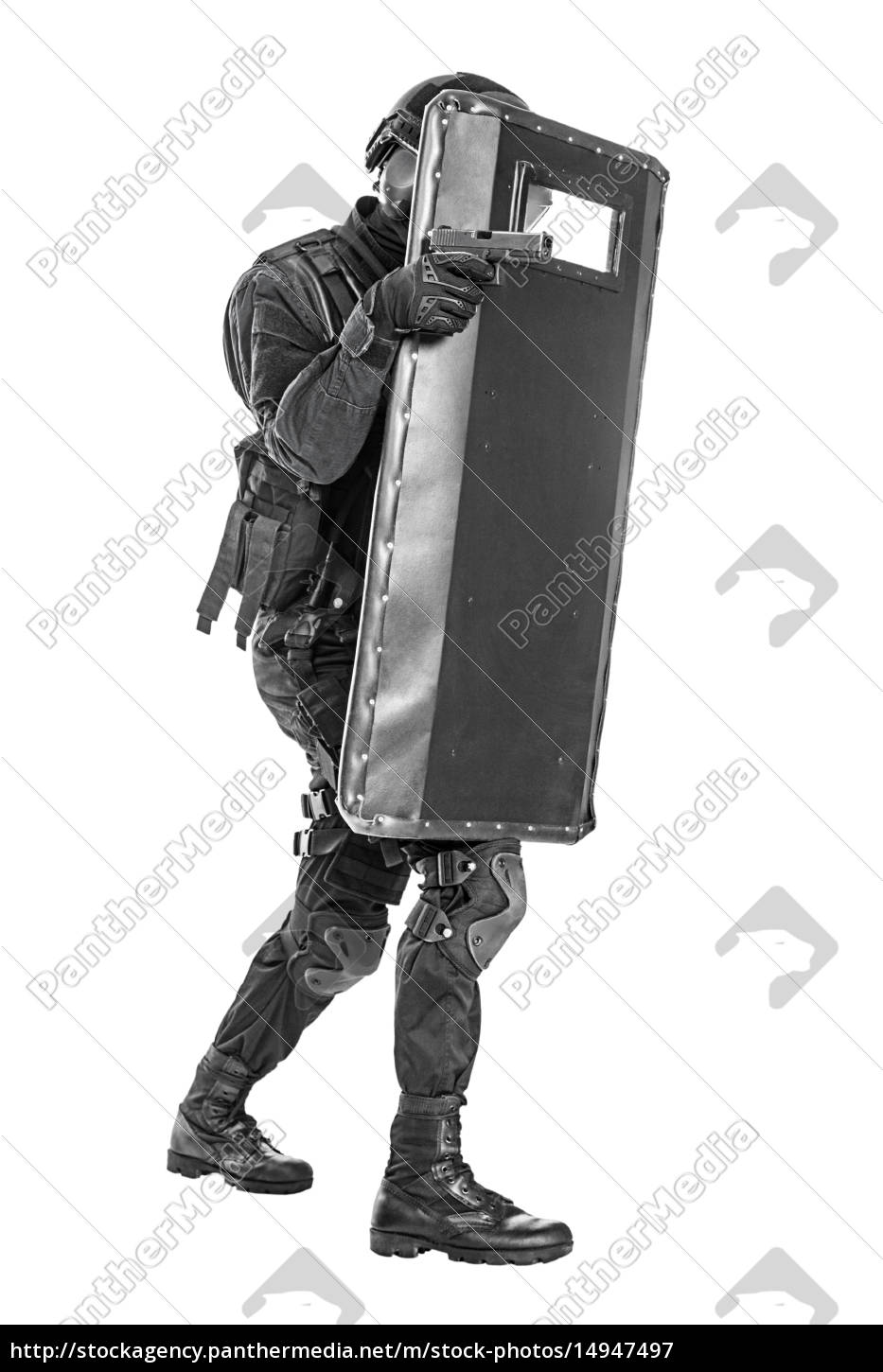 Swat Offizier Mit Ballistischen Schild Stockfoto Bildagentur Panthermedia