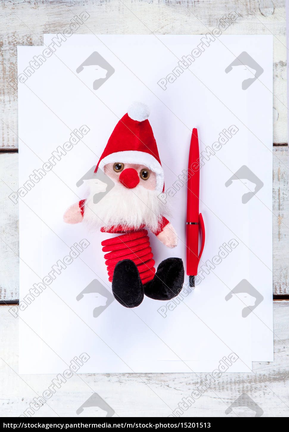 Das leere Blatt Papier auf dem Holztisch mit einem Stockfoto