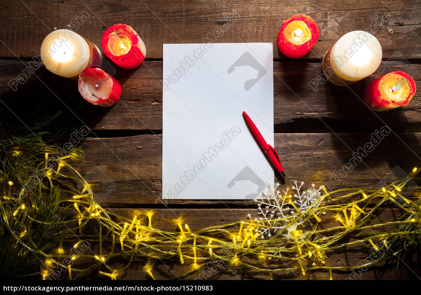 Das leere Blatt Papier auf dem Holztisch mit einem Lizenzfreies Bild
