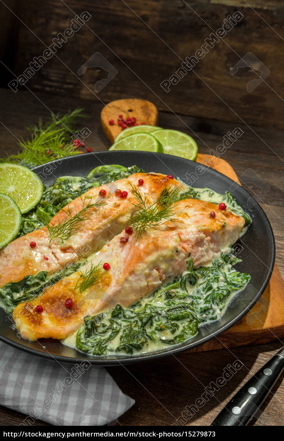 Lachs mit Blattspinat - Stockfoto - #15279873 | Bildagentur PantherMedia