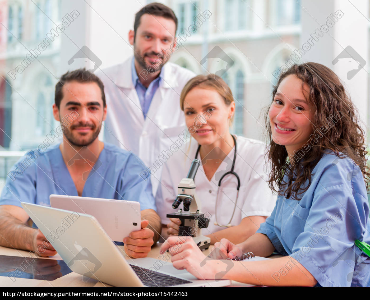 Medical-team Arbeitet Im Krankenhaus Alle Zusammen - Lizenzfreies Bild ...