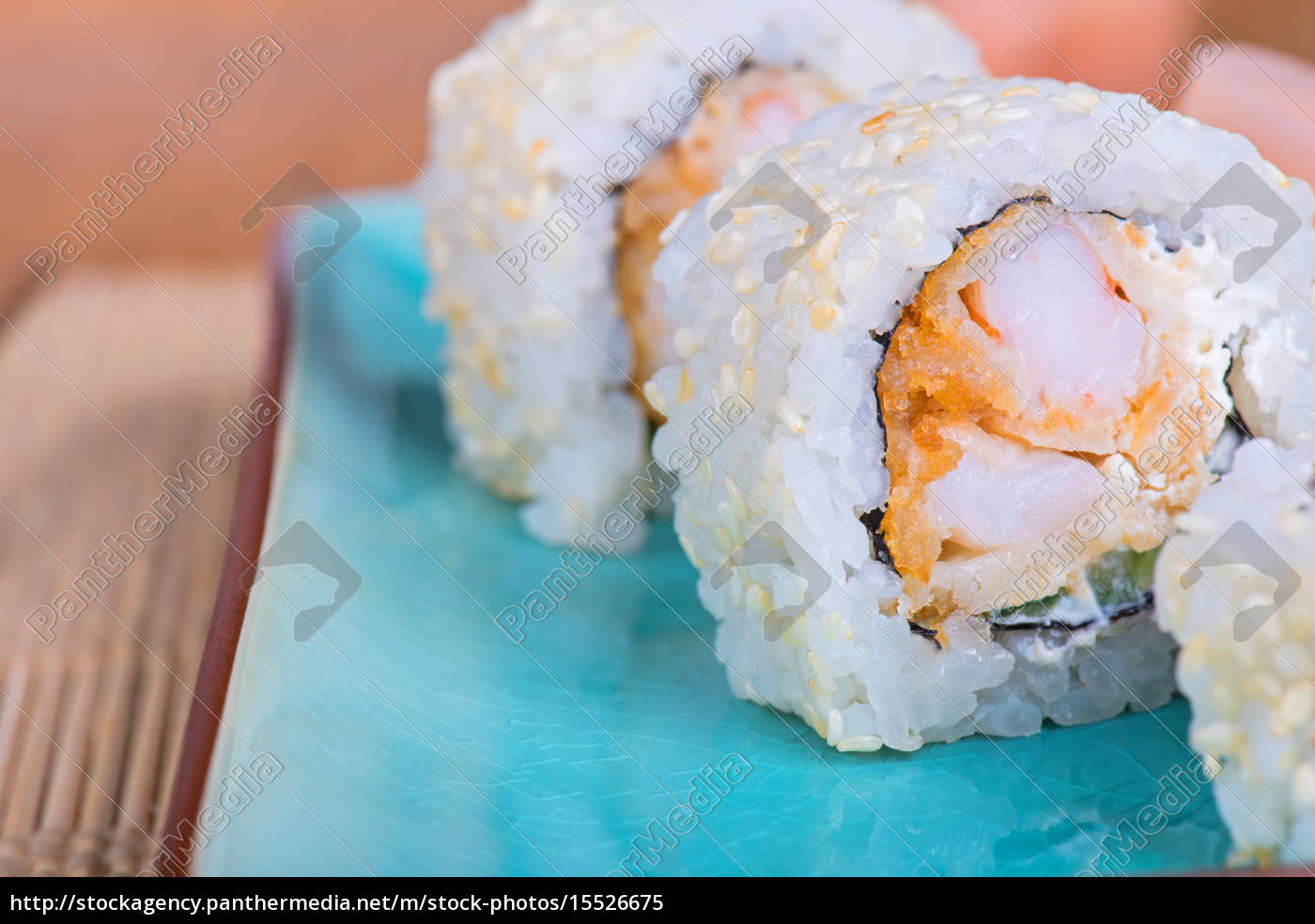 california maki-sushi mit garnelen-tempura - Lizenzfreies Bild ...