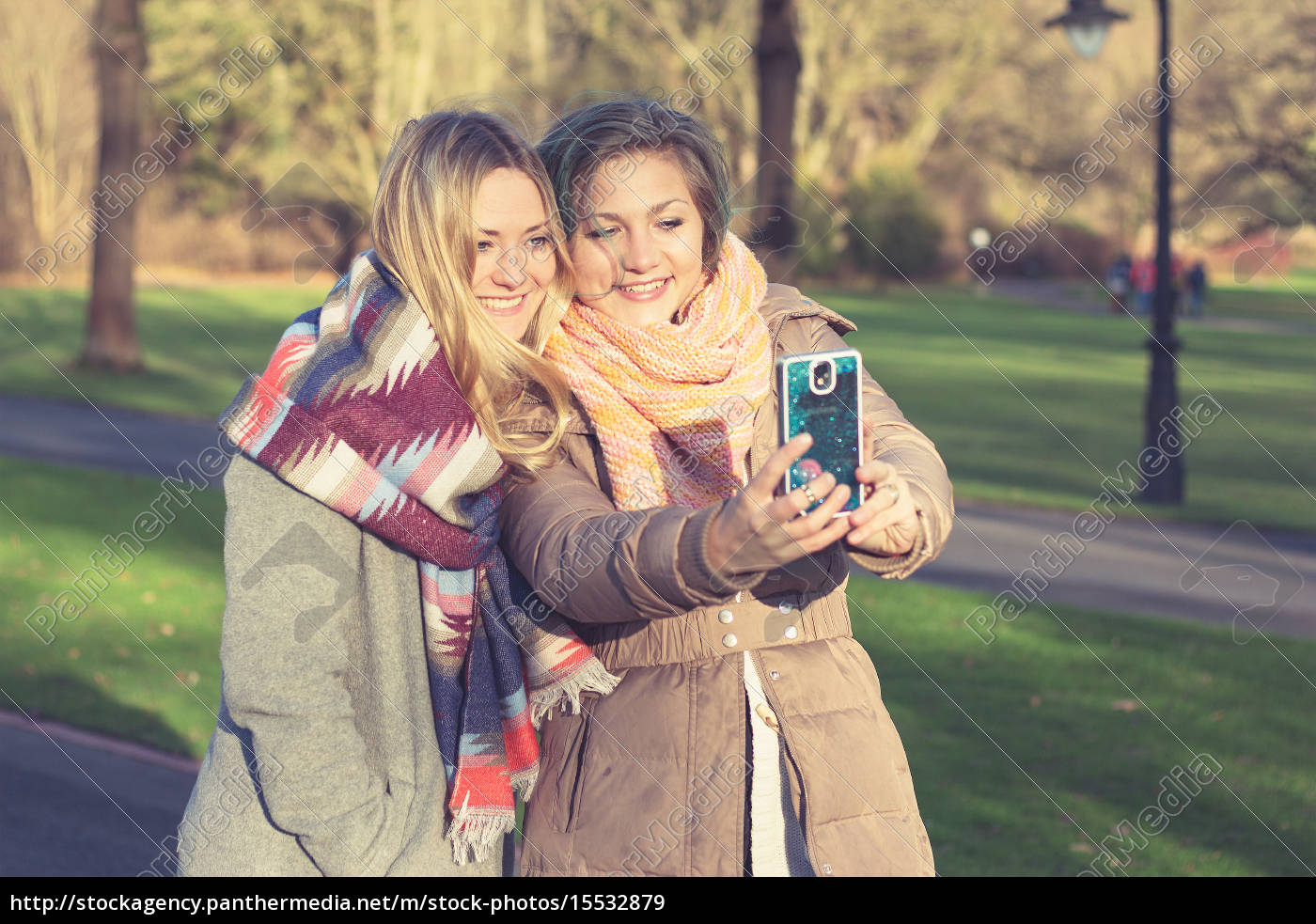 Freundinnen Mit Smartphone Selfie Lizenzfreies Bild 15532879 Bildagentur Panthermedia 