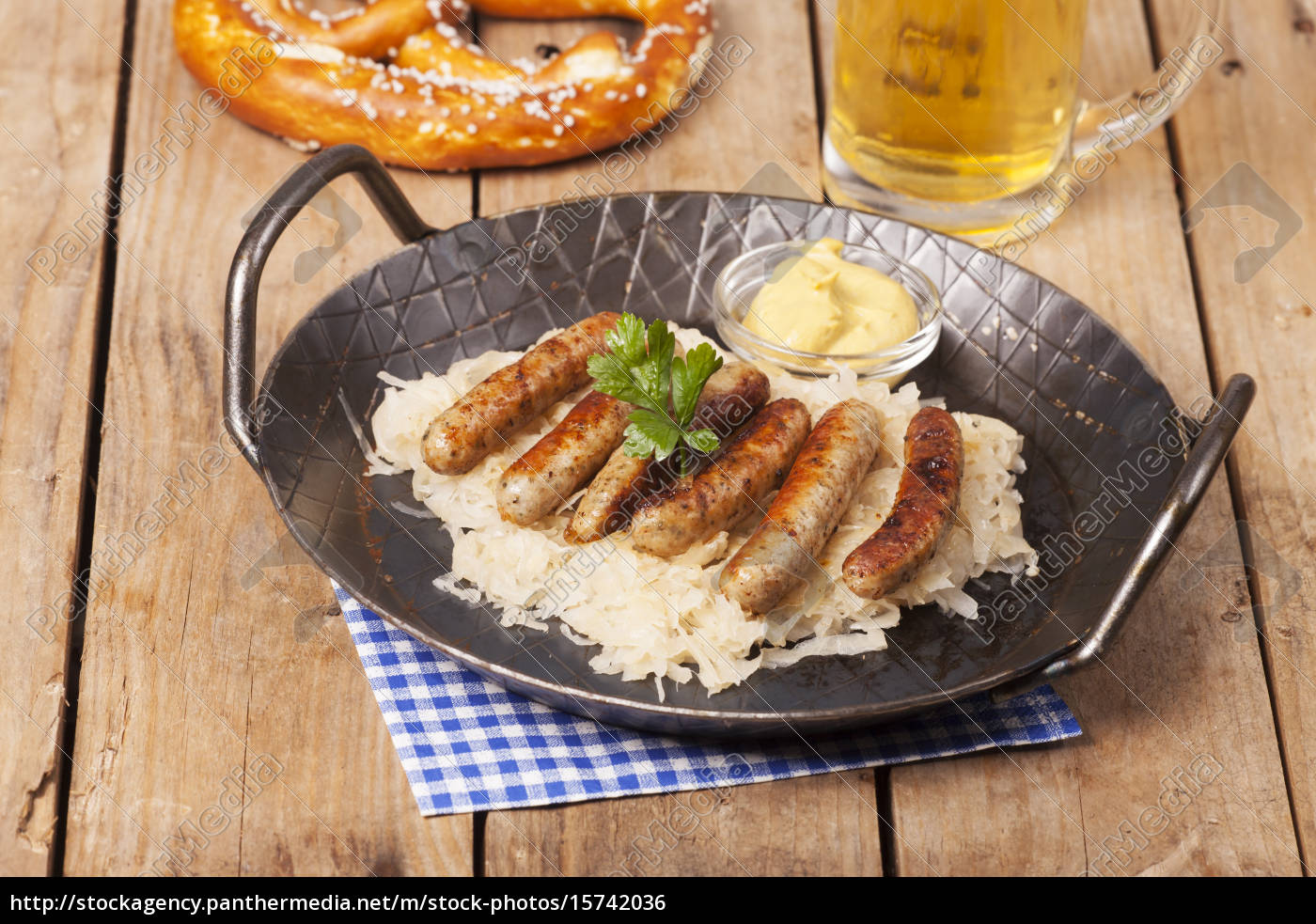 Nürnberger Würstchen mit Sauerkraut - Lizenzfreies Foto - #15742036 ...