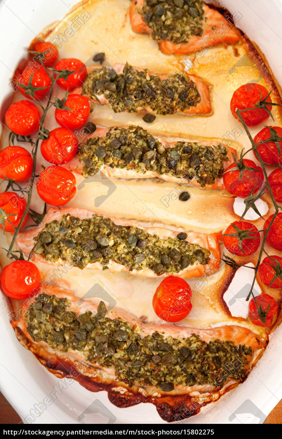 Gebackener Lachs mit Pesto gebackener Lachs mit Pesto - Stockfoto ...